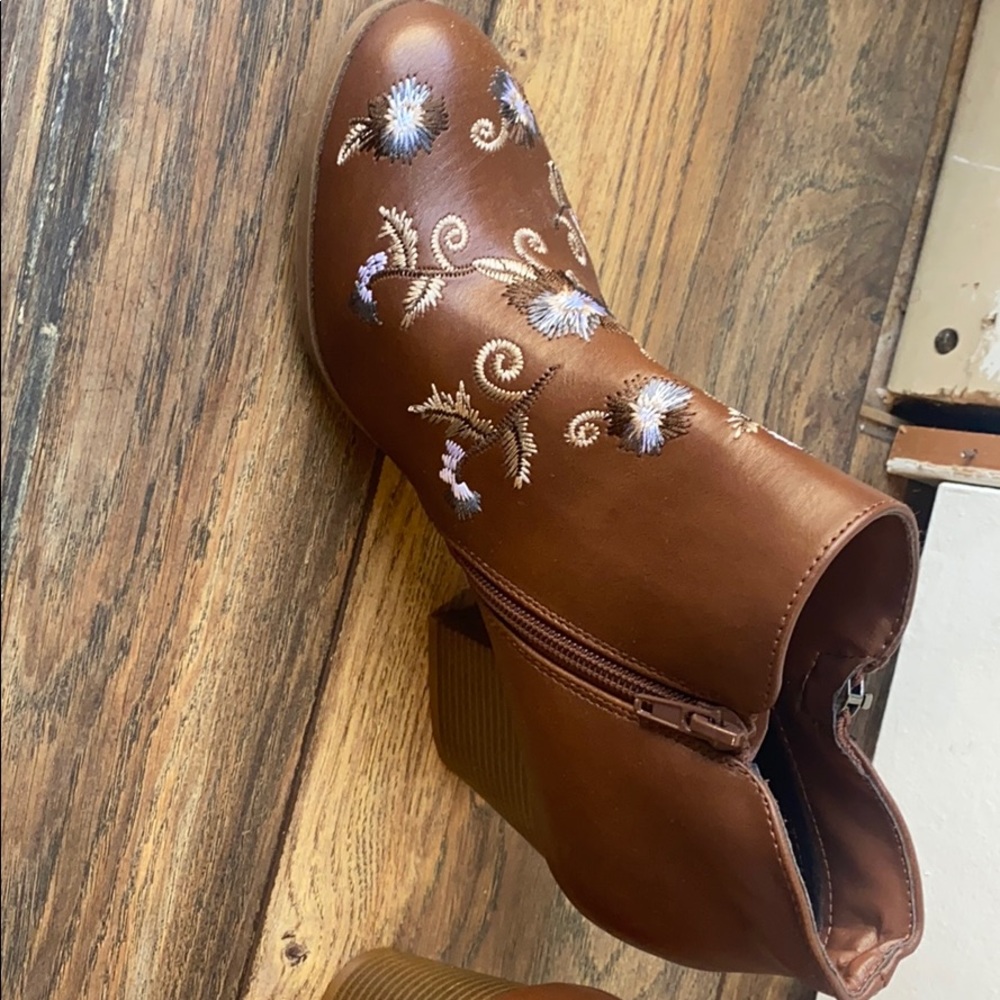 NEW Style & Co Embroidered Ankle Booties Size: 8M - Picture 3 of 6